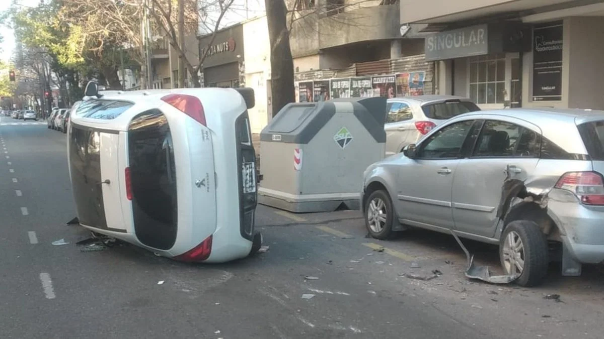 Chocó, volcó en pleno centro de La Plata y una mujer fue hospitalizada