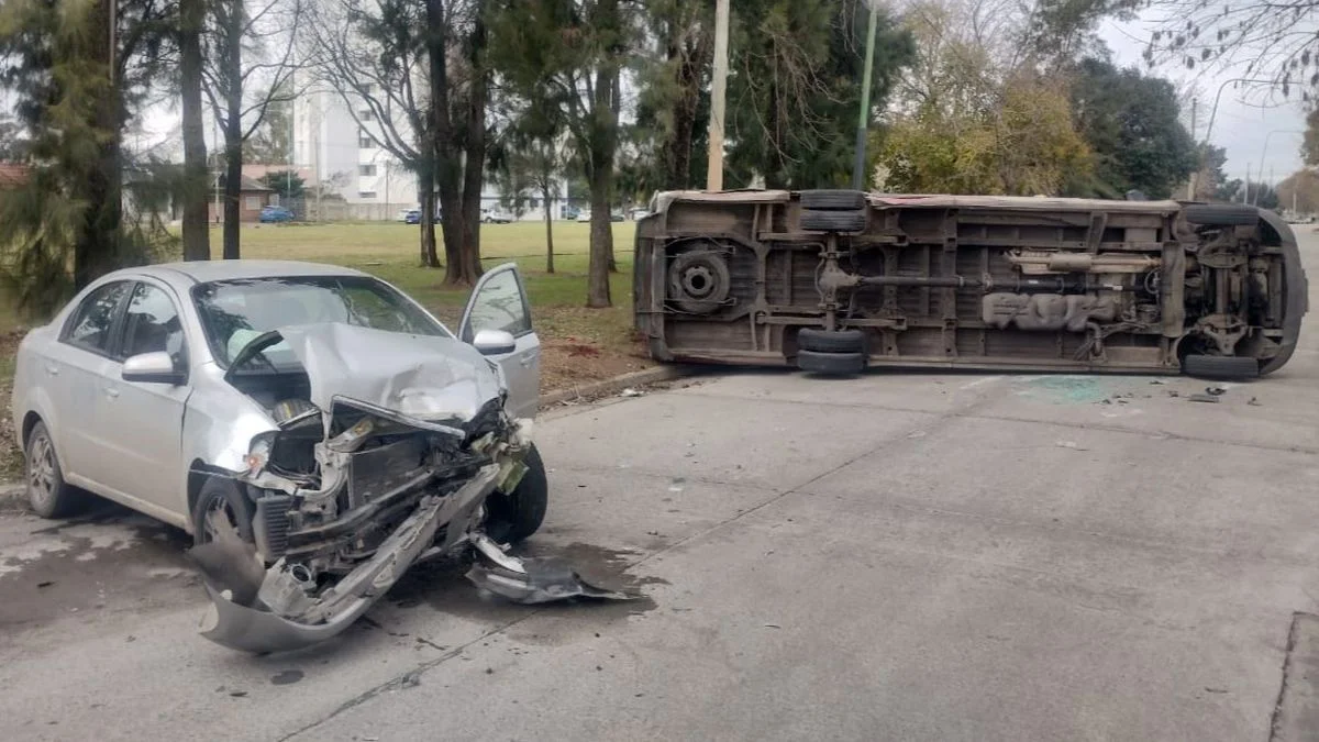 Una camioneta terminó volcada tras un choque en La Plata