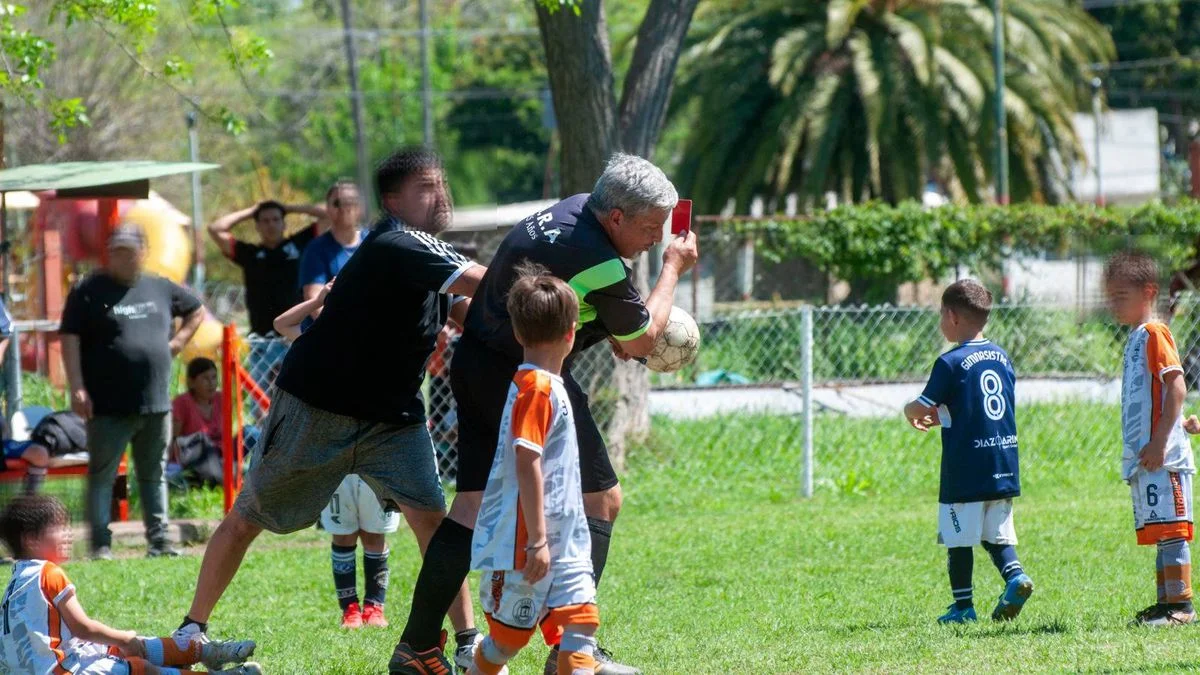 Violencia en el fútbol infantil platense: un padre agredió a un árbitro