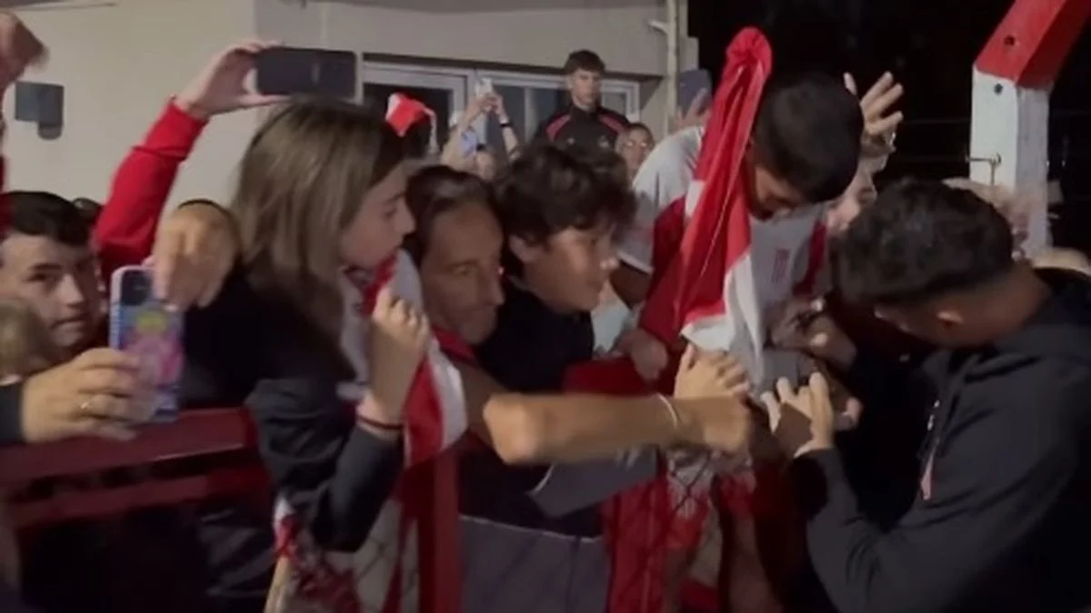 Hinchas de Estudiantes recibieron al plantel en el Country