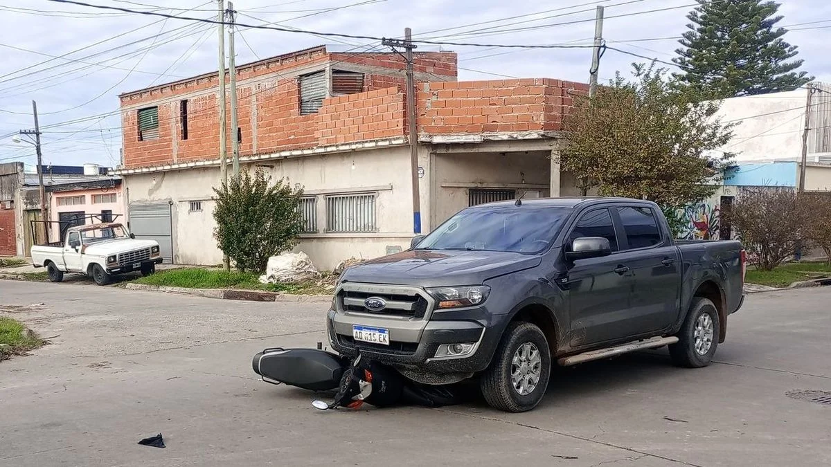 En Berisso, una pareja de motociclistas fue arrollada por una camioneta