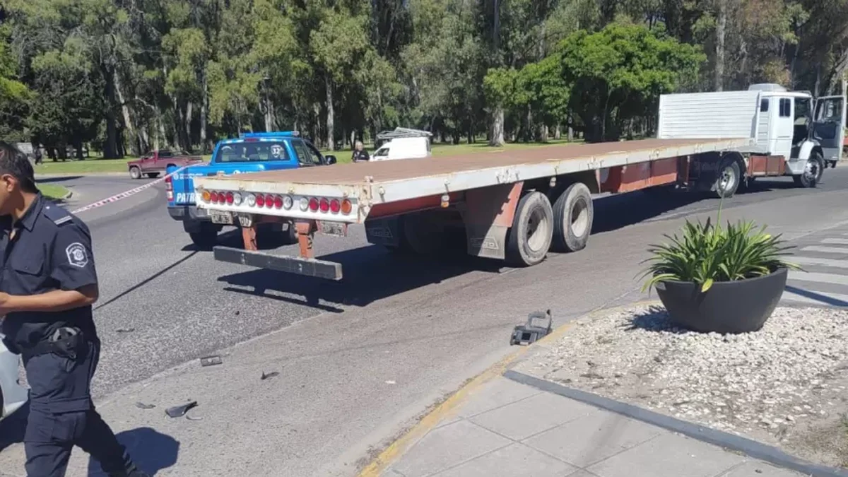 Otro trágico accidente en La Plata: un motociclista murió tras impactar de lleno con un camión