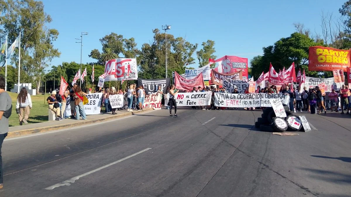 Manifestantes cortan el ingreso a la Autopista Buenos Aires - La Plata