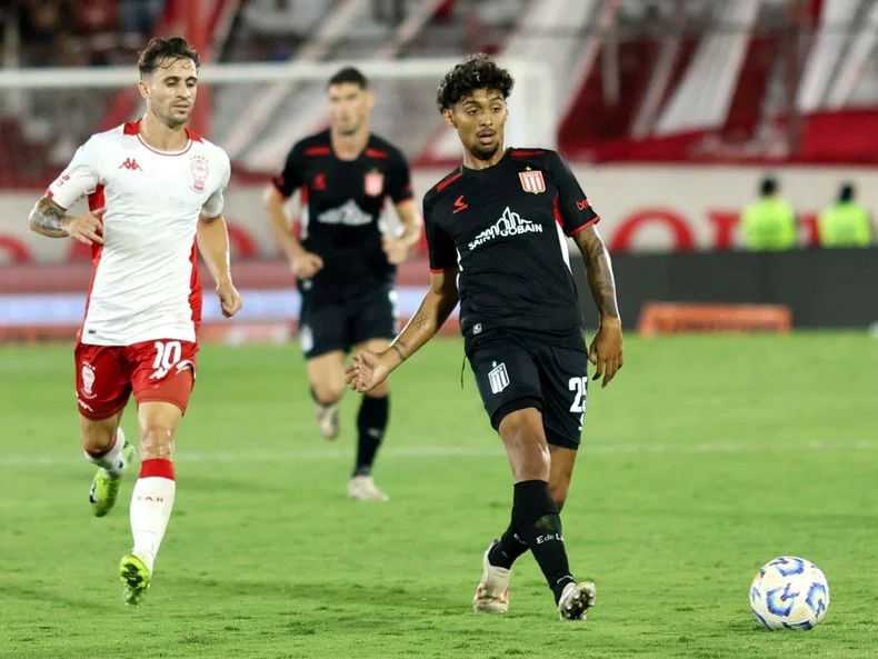 Cristian Medina hizo su debut oficial en Estudiantes frente a Huracán