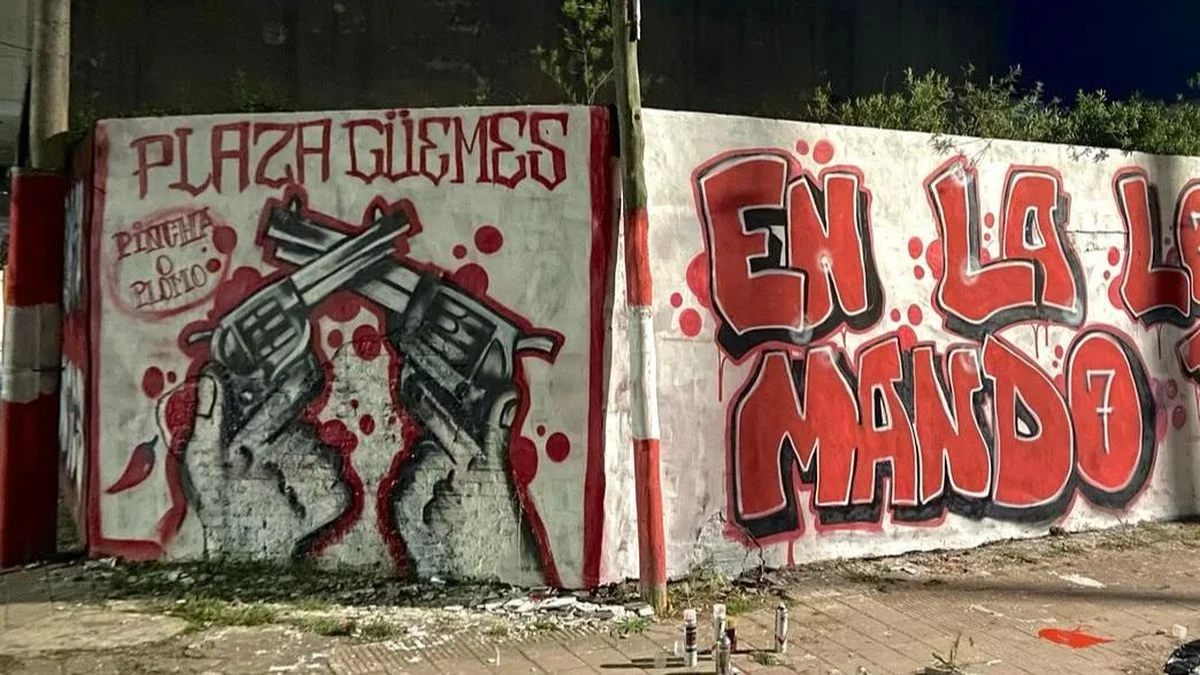 Aparecieron nuevas pintadas de Estudiantes, mientras trabaja Aprevide