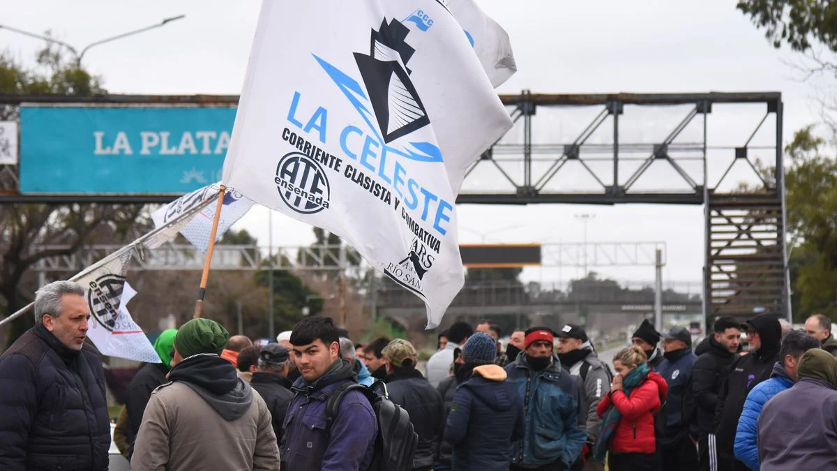 Trabajadores del Astillero Río Santiago cortaron la bajada de la Autopista