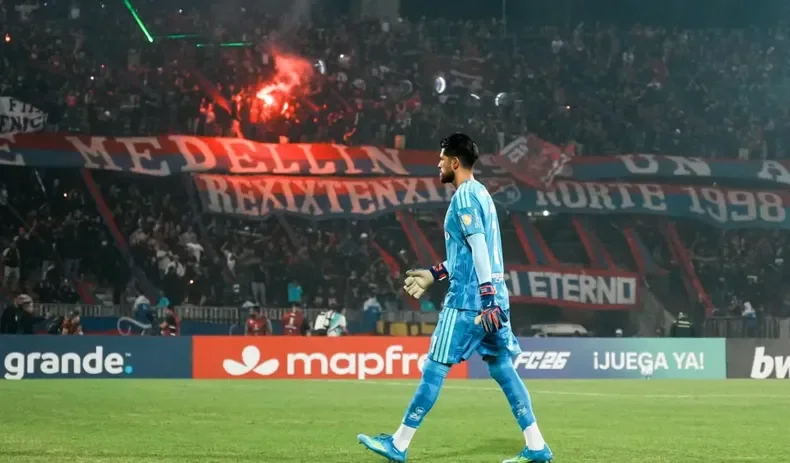 El partido entre Flamengo y DIM fue suspendido por incidentes en la tribuna local. Se espera que CONMEBOL falle a favor de Flamengo y le de los tres puntos.