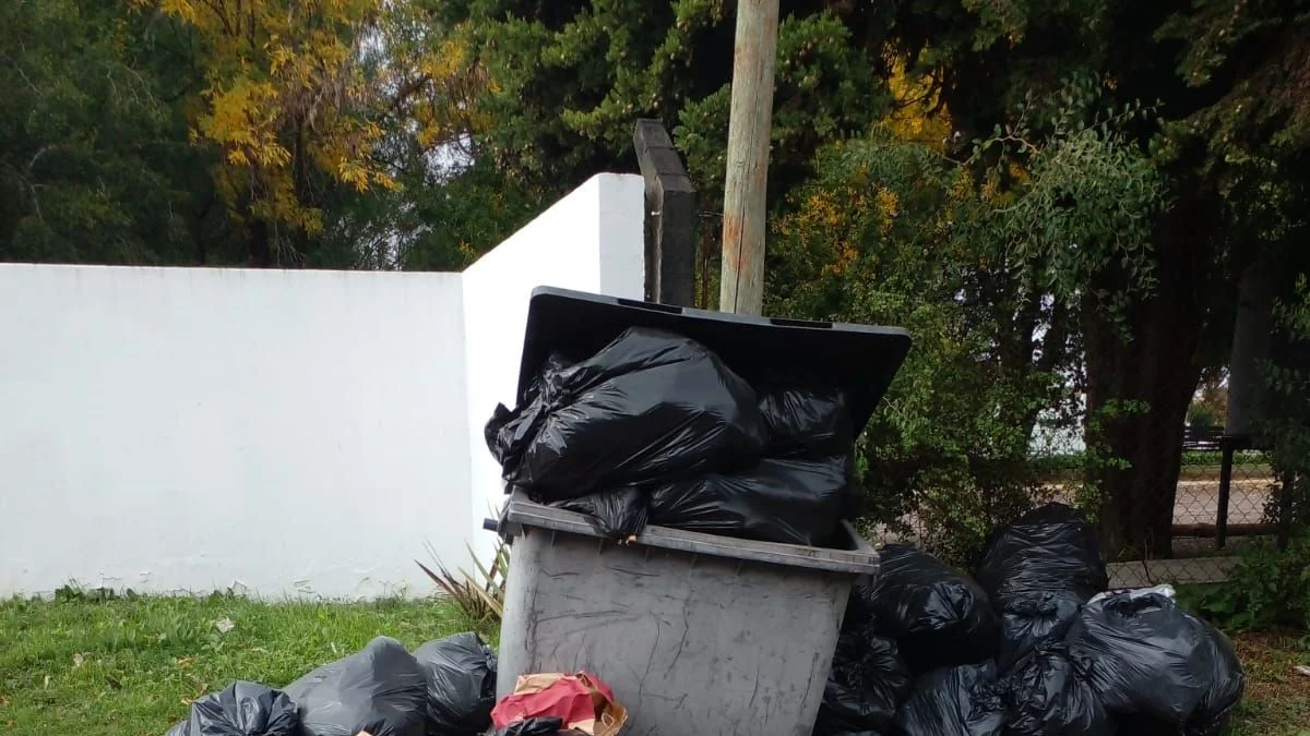 Vecinos de Gonnet apuntan contra Santa Bárbara por acumulación de basura