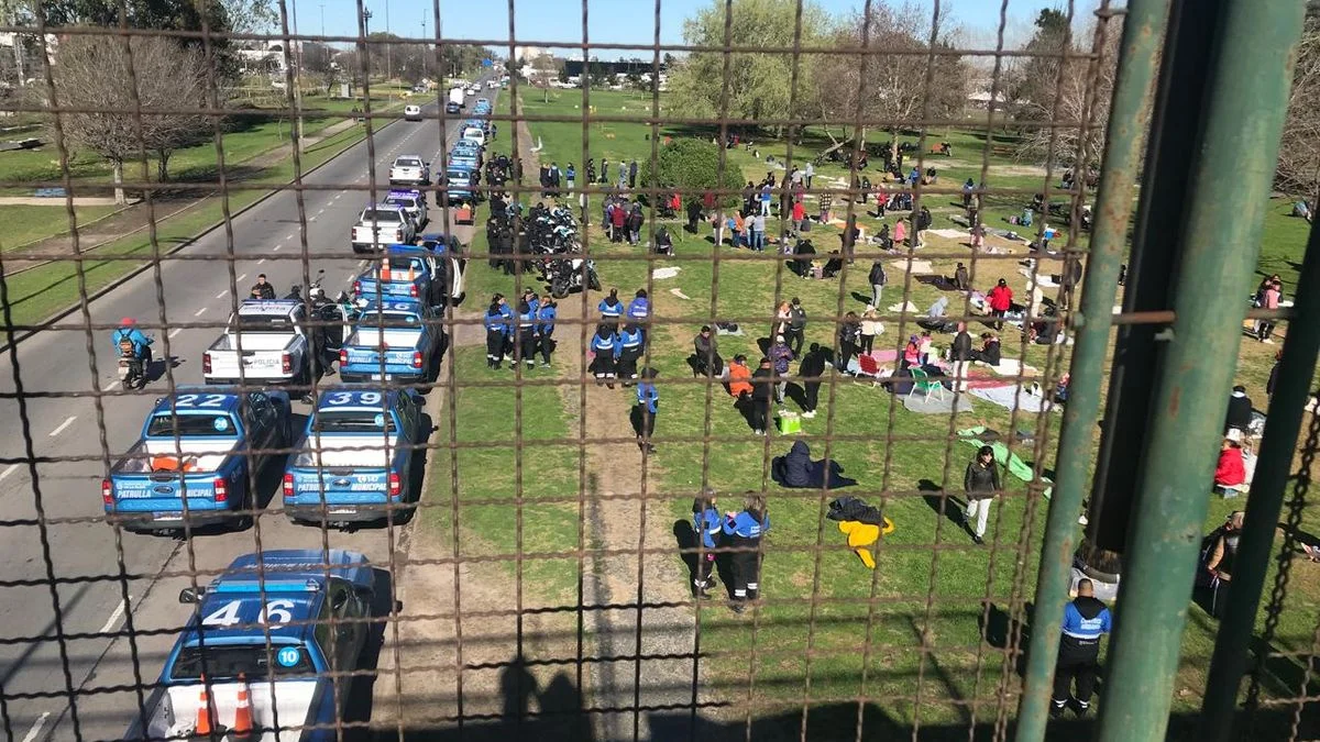 Megaoperativo policial en Meridiano V para retirar a los manteros de Parque Saavedra: "Nos están intimidando"