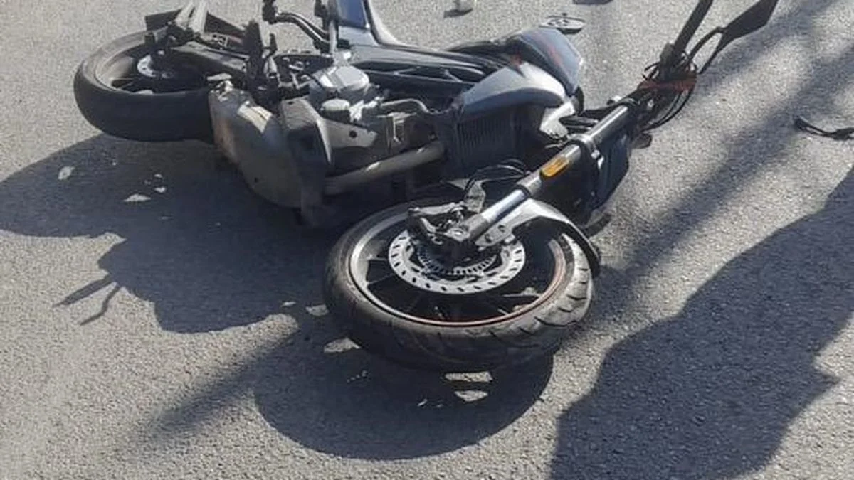 City Bell: dos jóvenes terminaron hospitalizados tras protagonizar un siniestro vial