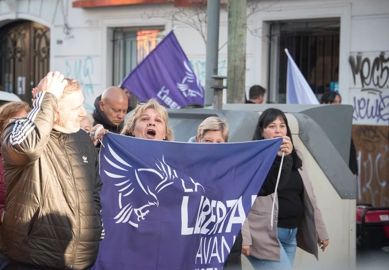 A la espera de Milei, el centro de La Plata se pintó de violeta
