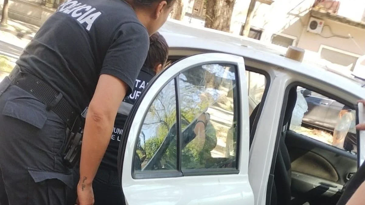 Policías rescataron a un bebé atrapado en un auto en La Plata