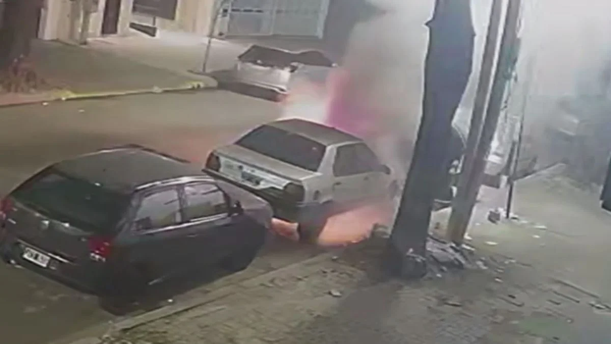 Quemacoches en La Plata: prendió fuego un auto estacionado y quedó grabado