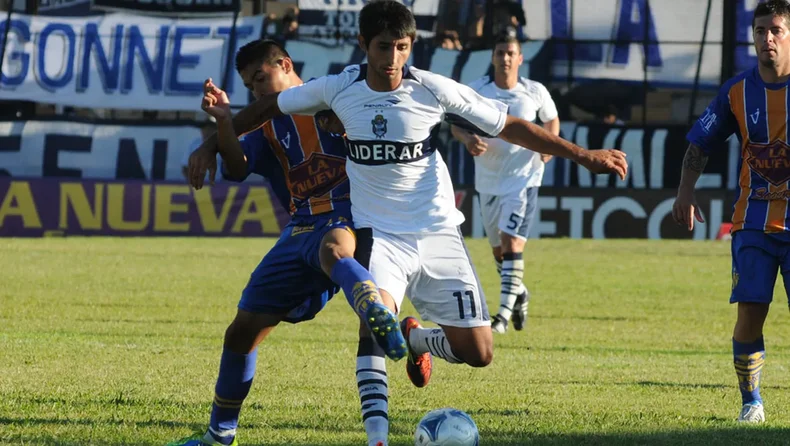 Alan Ru&iacute;z defendiendo la camiseta de Gimnasia en el a&ntilde;o 2012