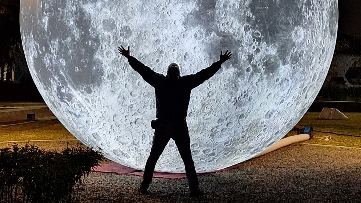 Un artista de La Plata denunció ser estafado: "Se robaron la luna"