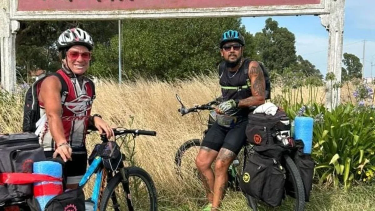 Pedaleando sueños: una pareja de La Plata emprendió un viaje a la costa en bicicleta