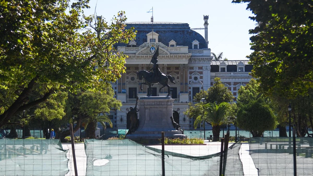 Plaza San Martín: una joya renovada que La Plata aún no puede tocar