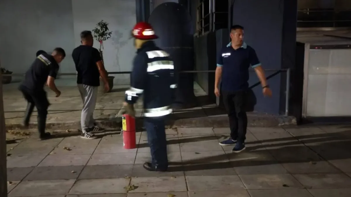 Alarma por un incendio en la Torre 2 en plena noche de La Plata