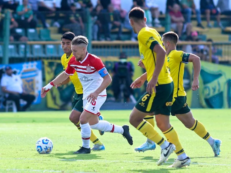 Estudiantes cayó ante Defensa y perdió el invicto