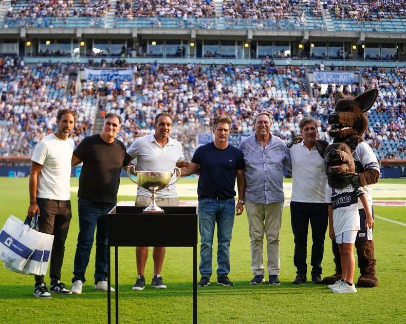 El homenaje de Gimnasia, junto a Guillermo Barros Schelotto, Gustavo y Lavall&eacute;n