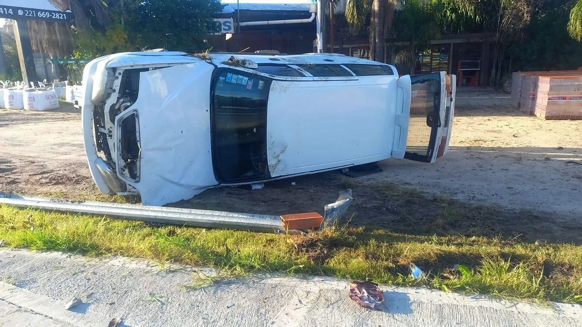 Un automovilista volcó en Berisso y tuvo que ser rescatado