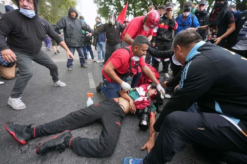 Triste imagen. Pablo Grillo fue impactado por un cartucho de gas lacrim&oacute;geno