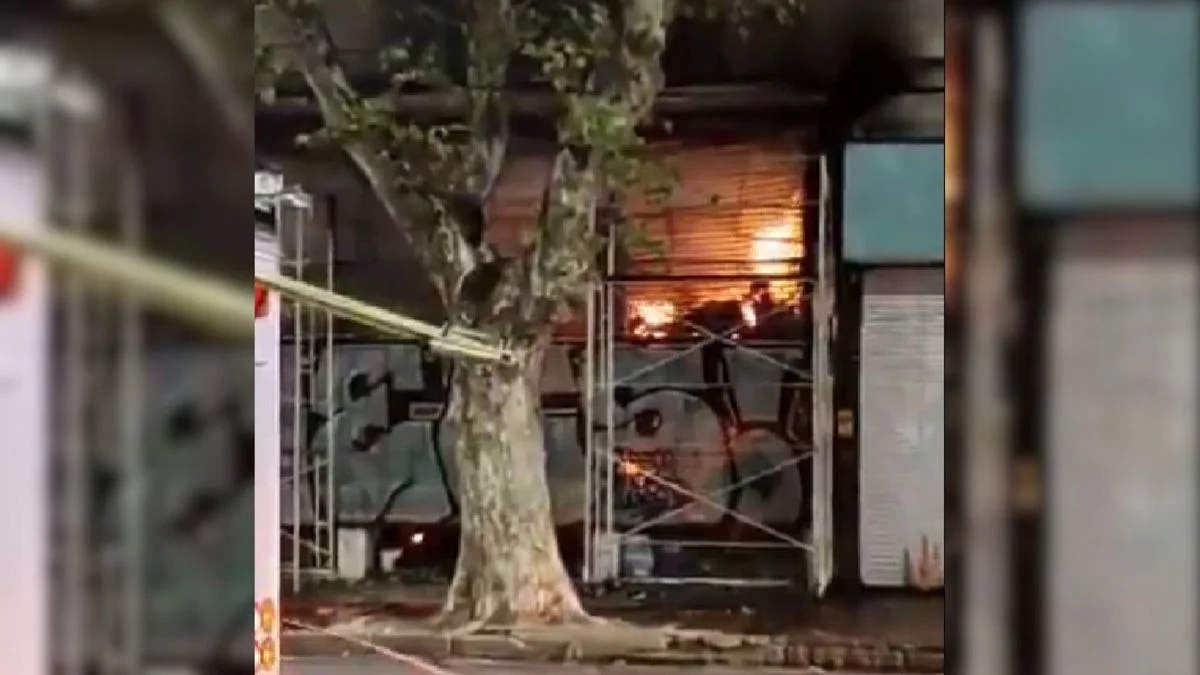 Voraz incendio destruye supermercado frente a plaza Moreno en La Plata