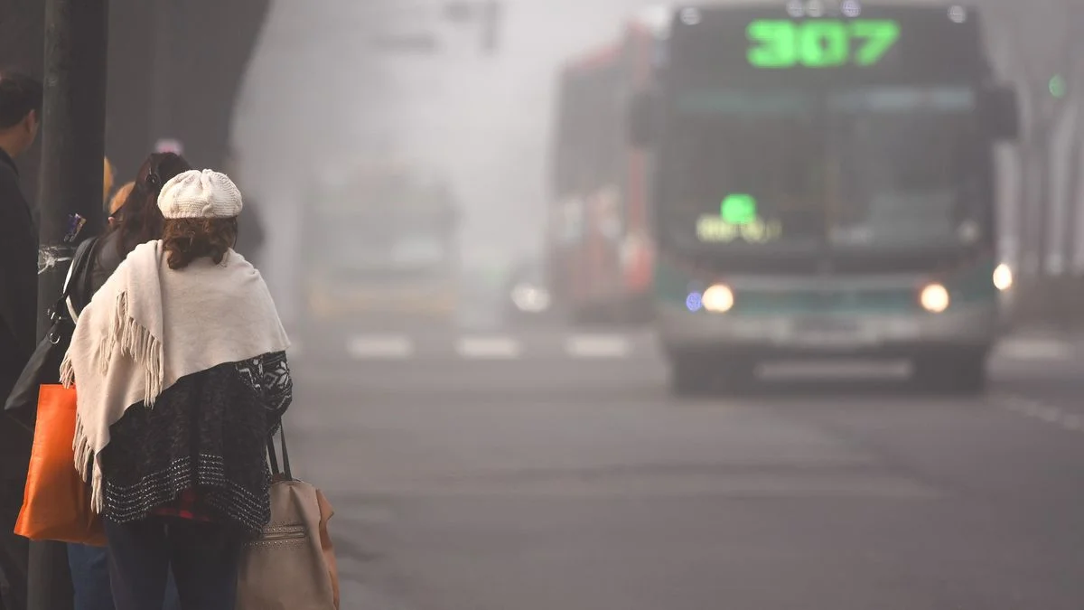 Desde cerca no se ve: feriado con mucha niebla en La Plata