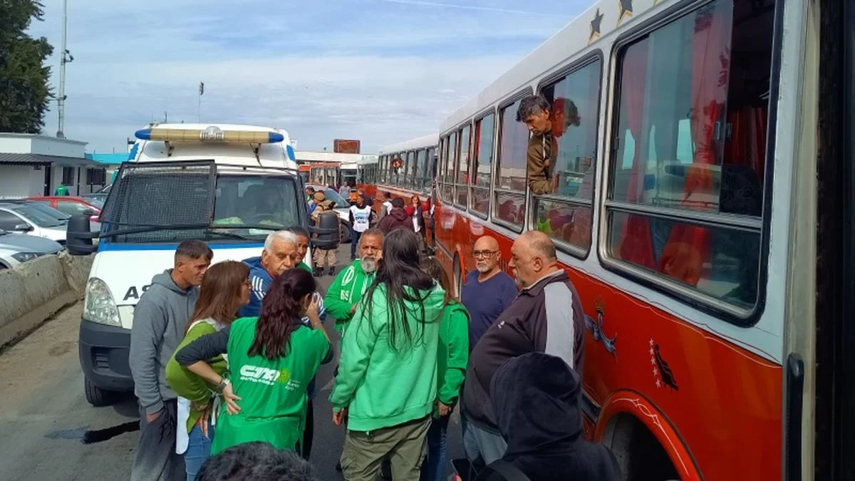 El Gobierno controla micros en la autopista y piden documentos en Constitución