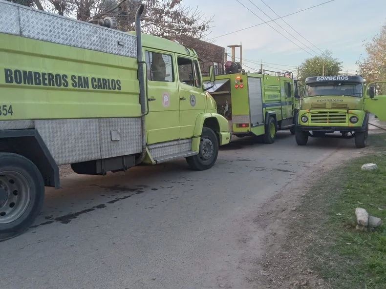 Bomberos trabajaron en el taller incendiado de Tolosa.