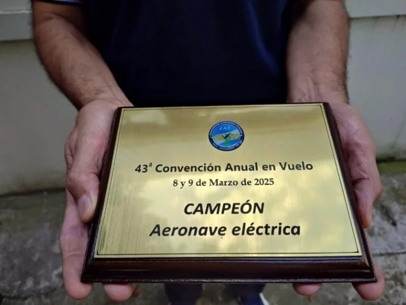 La plaqueta a los ganadores de la Universidad Nacional de La Plata