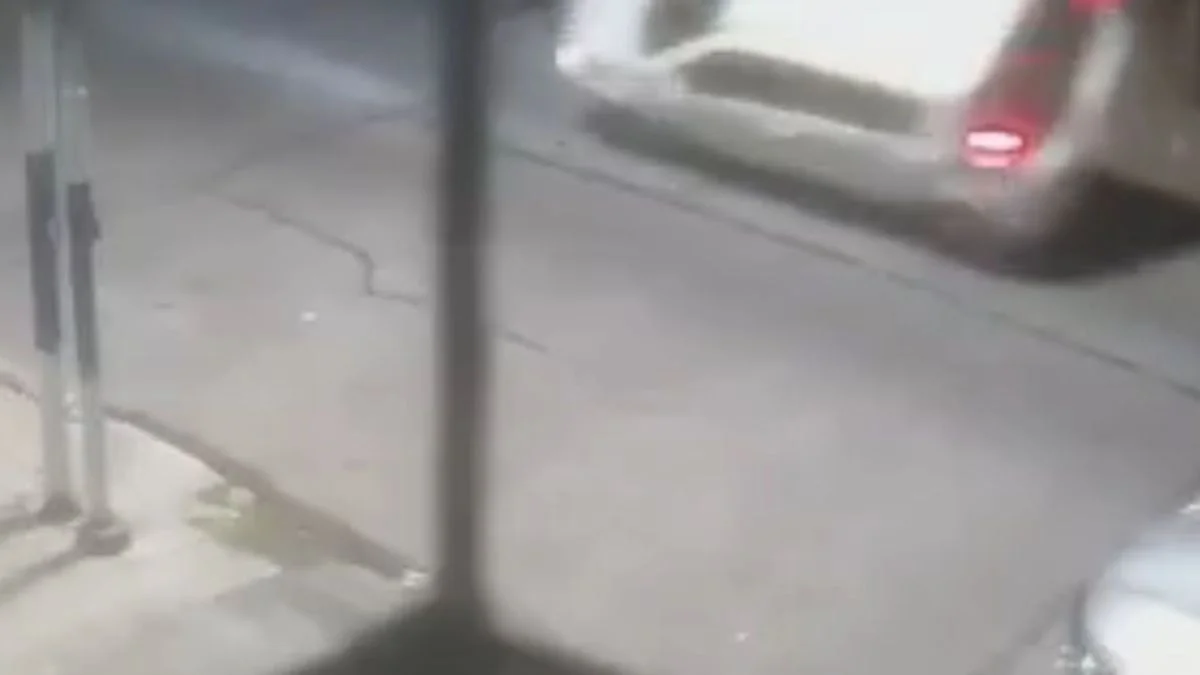 Un conductor alcoholizado volcó su auto en el centro de La Plata