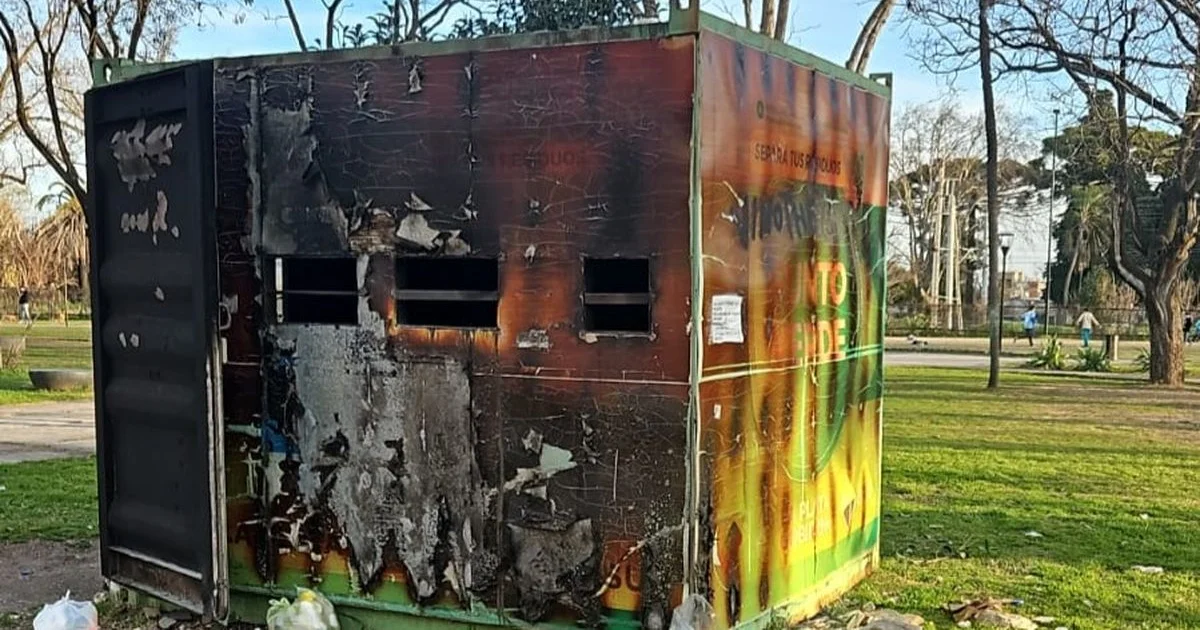Prendieron fuego un contenedor de basura en Tolosa | El Editor Platense