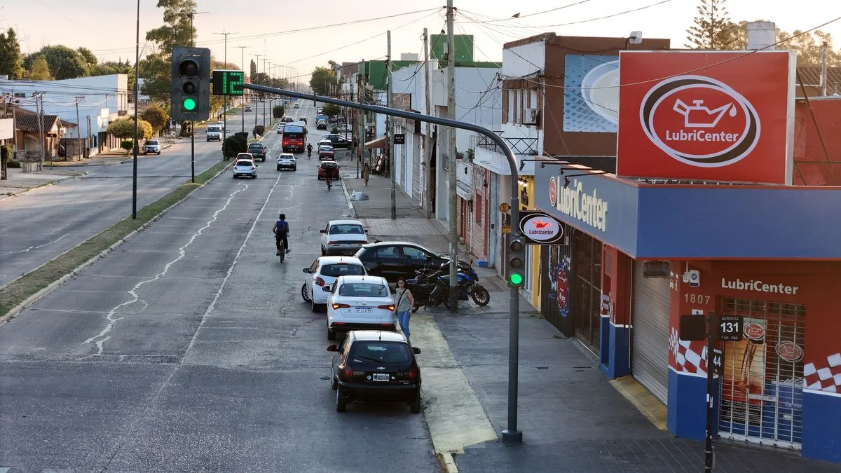Asaltaron a una mujer que esperaba el micro en La Plata y le pegaron un botellazo en la cabeza
