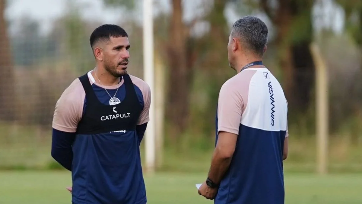 Diego Flores evalúa quién debe ser el dueño del arco en su Gimnasia