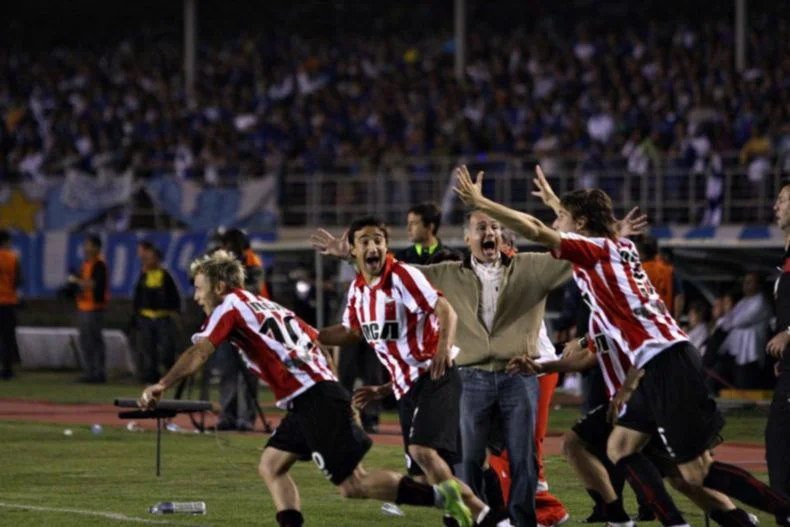 El festejo del banco de Estudiantes tras la conquista de la Libertadores
