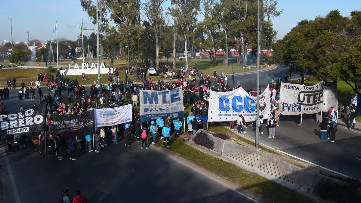 Autopista Buenos Aires - La Plata: corte complica la circulación