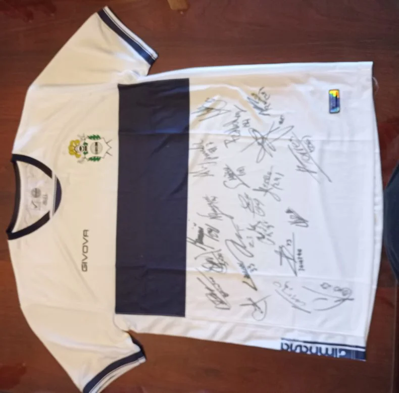 La camiseta de Gimnasia donada por Lucas Lobos