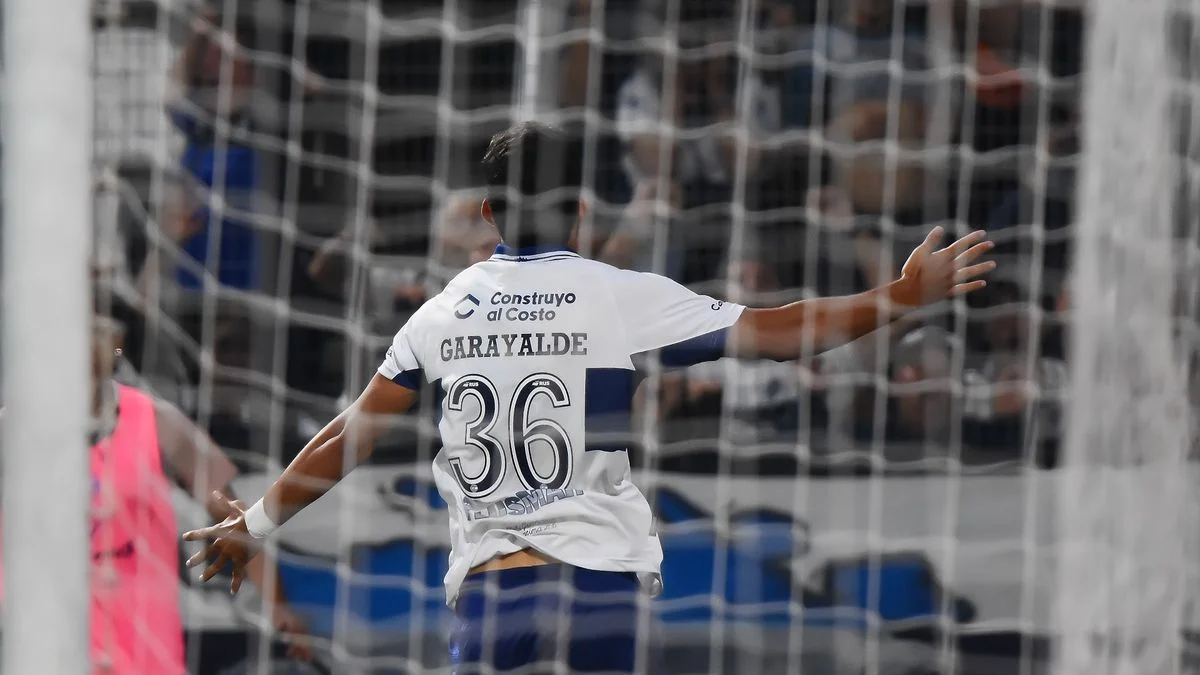 Garayalde celebra el gol que le dio el triunfo a Gimnasia en el Bosque