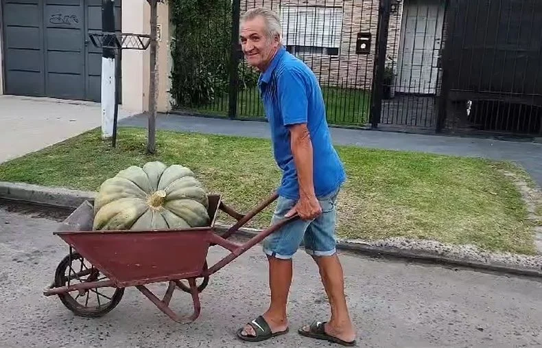 Atilio, vecino de Berisso con su zapallo