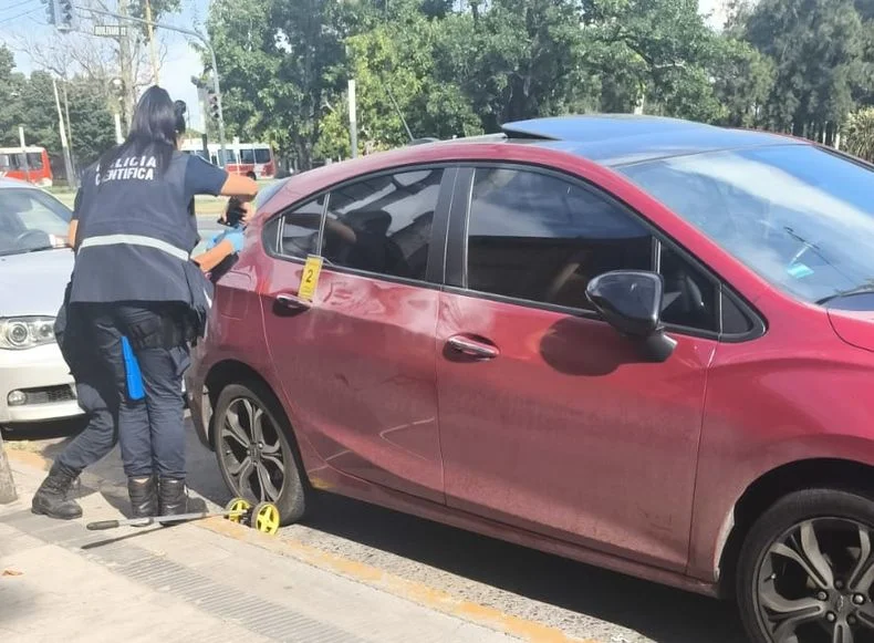 El auto de la v&iacute;ctima fue vandalizado por los delincuentes