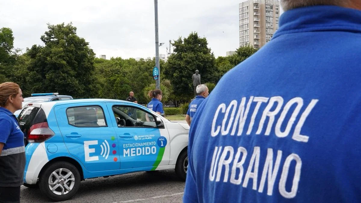 Estacionamiento medido: comienza a funcionar el auto caza-infractores en La Plata
