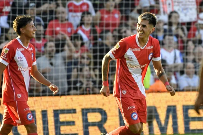 Alan Lescano celebra su gol frente a Estudiantes