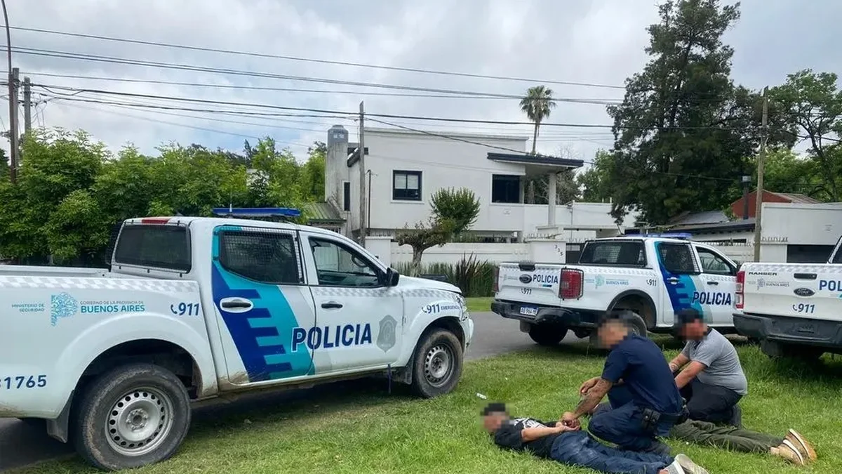 Robaron una vivienda en City Bell y fueron capturados mientras escapaban