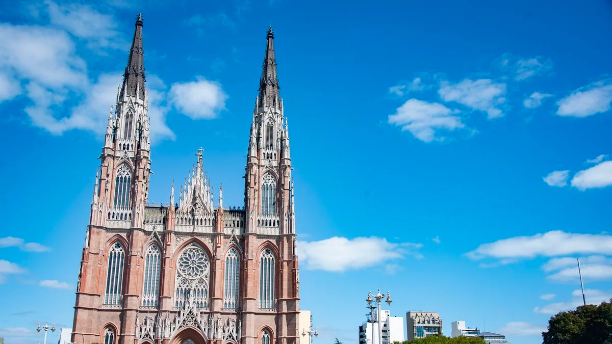 Domingo nublado y cálido en La Plata