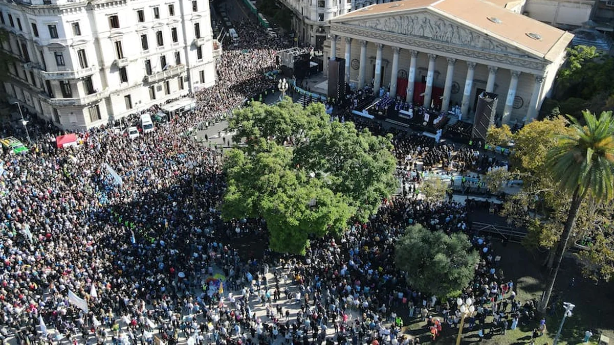 Una multitud despidió al Papa Francisco en la Catedral de Buenos Aires: "Se murió el padre de todos"
