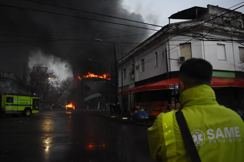 La impactantes imágenes del depósito que se incendió en el centro de La Plata
