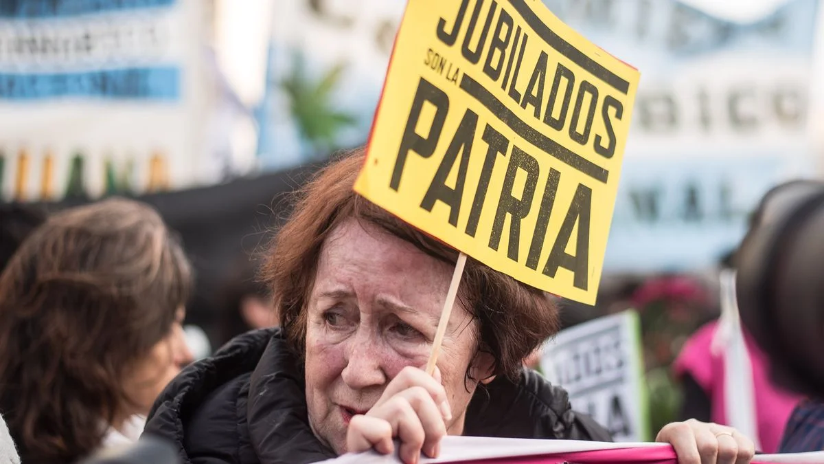 Marcha de jubilados, médicos del Garrahan y Ni Una Menos en el Congreso