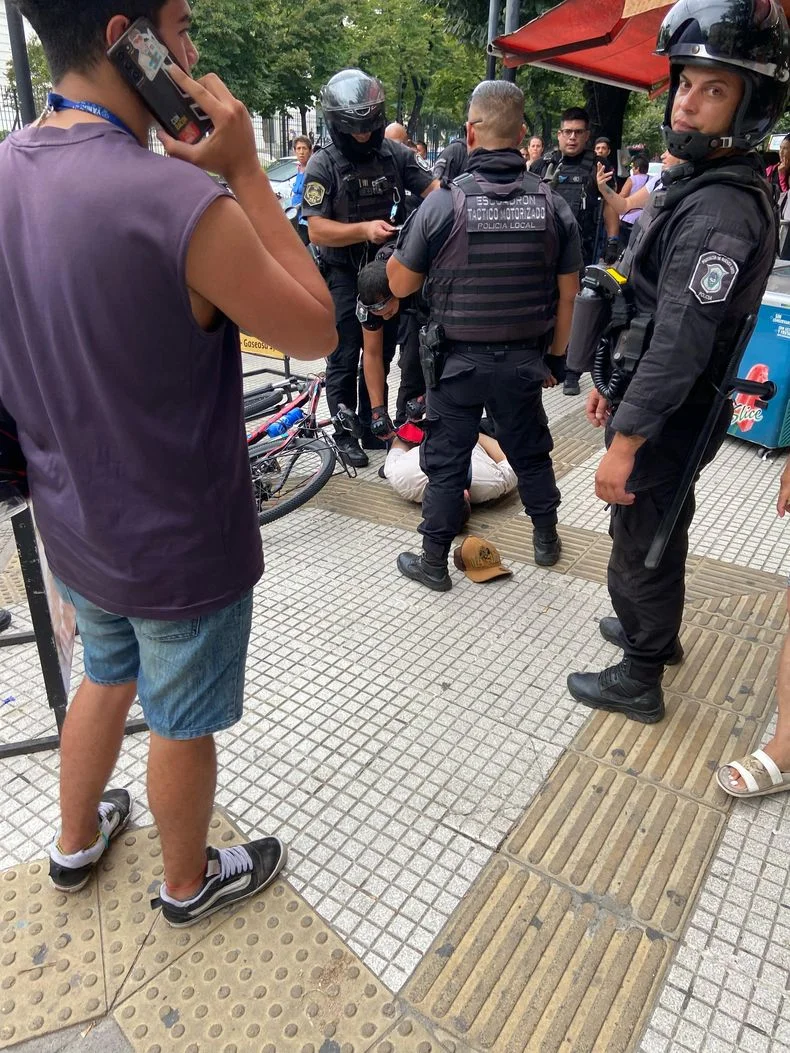 Inseguridad: detuvieron a un delincuente en pleno centro de La Plata