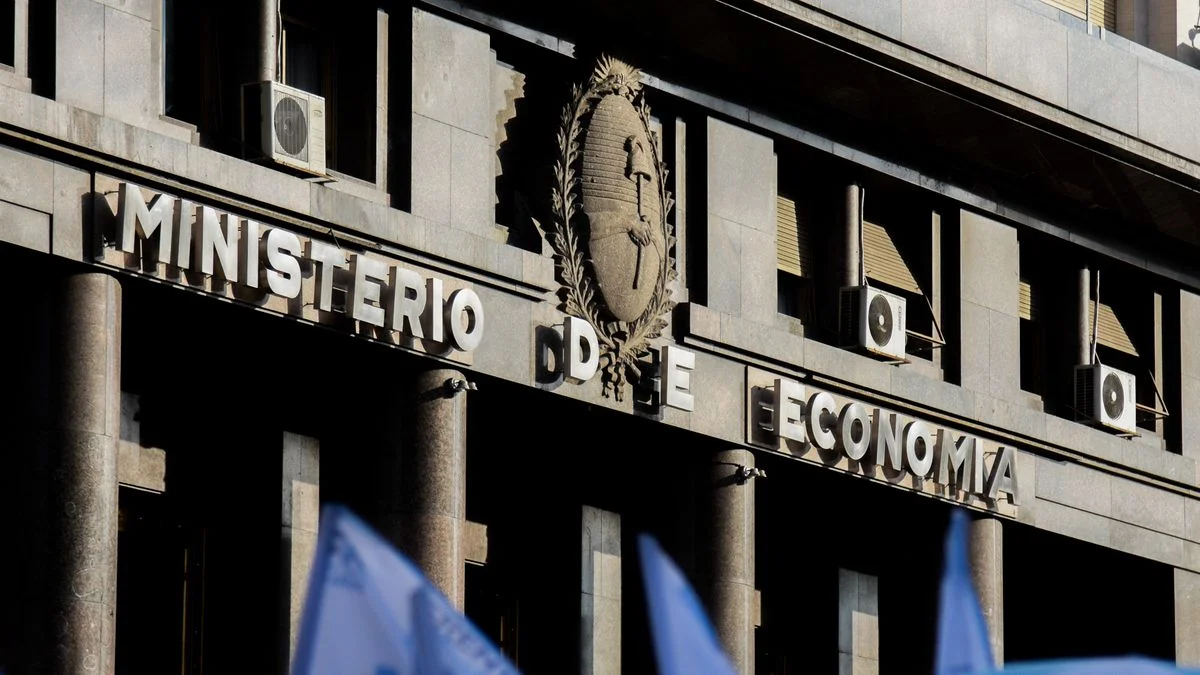 Pese a la caída en los ingresos, mayo cerró con superávit fiscal